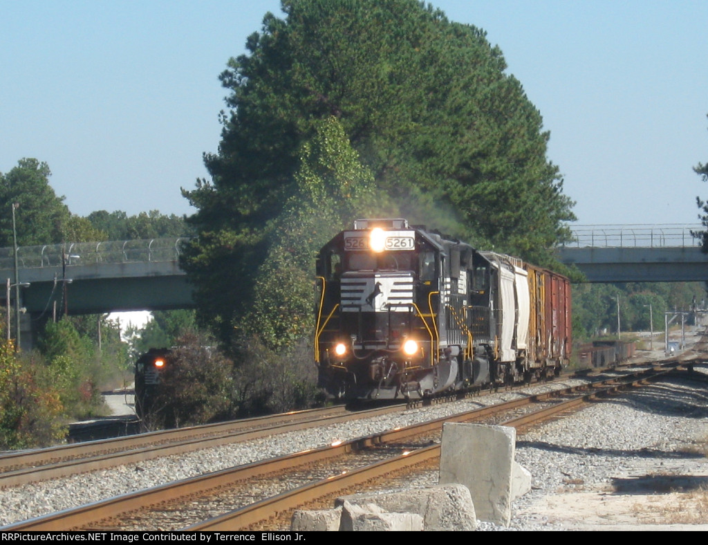 NS GP38-2 5261 &amp; NS GP50 7016